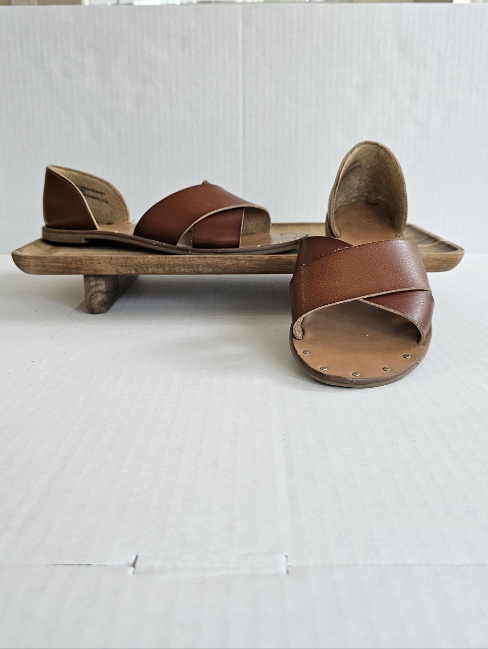 Universal Thread Crisscross Sandals Size 7.5 Brown Open Toe Slip On Heel Cap